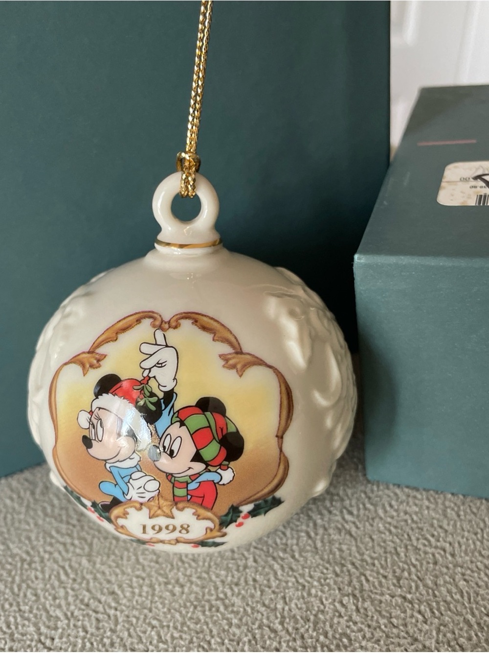New Lenox Disney Mickey & Minnie 1998 :Under The Mistletoe" Porcelain Ornament